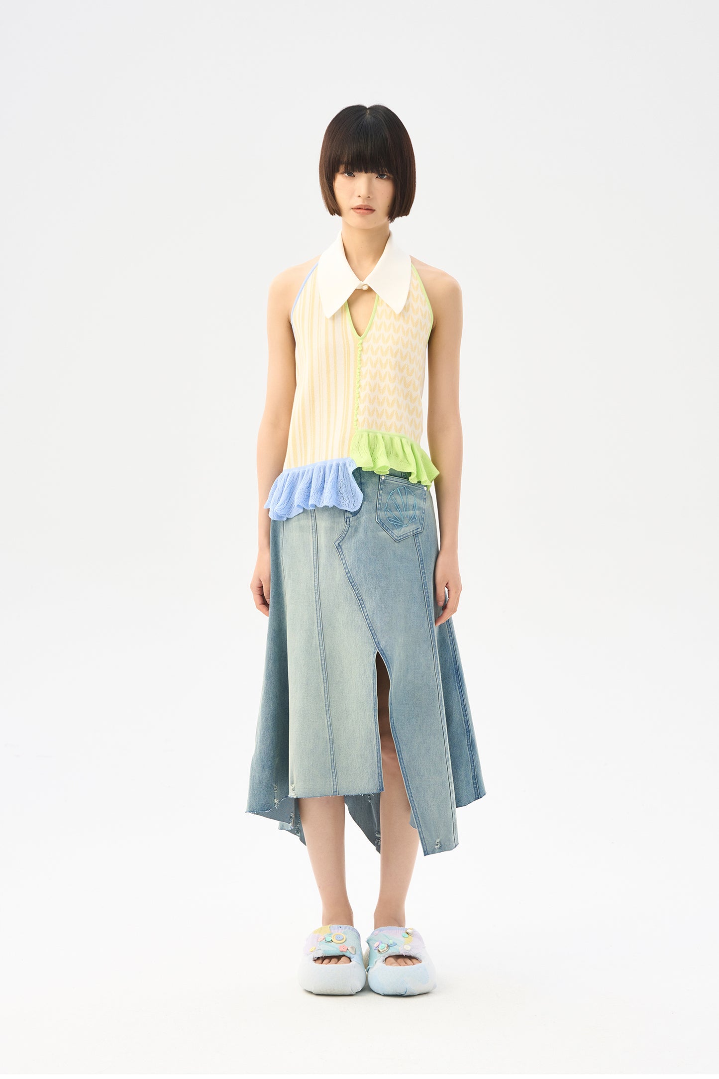 Asymmetric neck hanging knitted vest